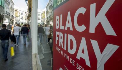 Varias personas, tras hacer compras en los comercios del centro de Sevilla con motivo del Black Friday.