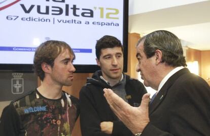 Álvarez-Cascos conversa con el corredor Carlos Barrero (i) y con el exciclista José Luis 'Chechu' Rubiera en la presentación del paso de la Vuelta a España por Asturias.