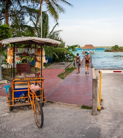 Un embarcadero de acceso público a la laguna de Bacalar, Quintana Roo, México.