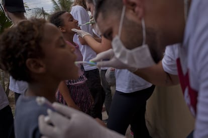 Crianças com cáries, alta evasão escolar, analfabetismo e convívio com ratos e insetos são outros problemas enfrentados pelos cerca de 20 mil moradores da comunidade