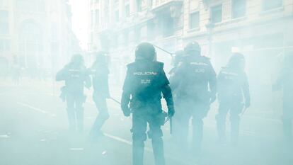 Agentes antidisturbios de las Policía Nacional, en una actuación en Barcelona sin datar.