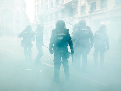 Agentes antidisturbios de las Policía Nacional, en una actuación en Barcelona sin datar.