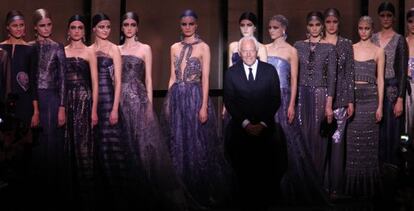 Armani, tras finalizar la presentación de su colección en París.