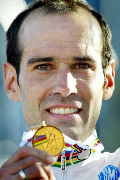 Astarloa posa con la medalla de oro que conquistó en el Mundial de 2003.