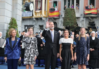 Los reyes Felipe VI y Letizia, acompañados de la princesa Leonor (segunda por la izquierda), la infanta Sofía y la reina Sofía, a su llegada a la ceremonia de entrega de la 42ª edición de los Premios Princesa de Asturias, celebrada este viernes en el Teatro Campoamor de Oviedo.
