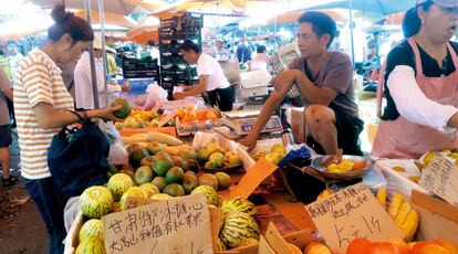 Pekín. Solo por las mañanas abre el Chaowai, donde la medida más popular no es el kilo, sino el jin o medio kilo. 
