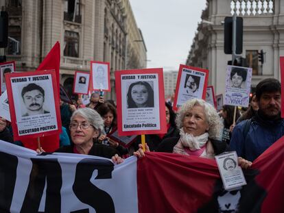 Manifestantes se dirigen hacia el Cementerio General en Santiago de Chile por la conmemoración de los 50 años del golpe de estado, en septiembre de 2023.