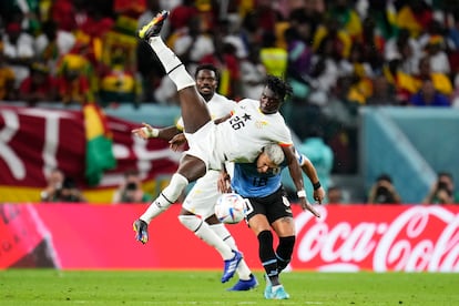 Ghana's Alidu Seidu (izquierda) disputando un balón con el uruguayo Giorgian de Arrascaeta (derecha), en el partido de esta tarde. 
