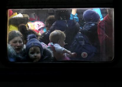 Mujeres y niños provenientes de diferentes puntos de Ucrania suben en un tren en la estación de Lviv (Ucrania). Más de 2.000 civiles ucranios han muerto desde el comienzo de la invasión lanzada por Rusia el pasado 24 de febrero. La madrugada del jueves, el presidente de Ucrania, Volodímir Zelenski, aseguró que su país “ha roto los planes del enemigo en una semana” y afirmó que son 9.000 los soldados enemigos muertos, una cifra muy superior a la que reconoció el día anterior Moscú, que dijo que eran 498 bajas y 1.600 heridos.