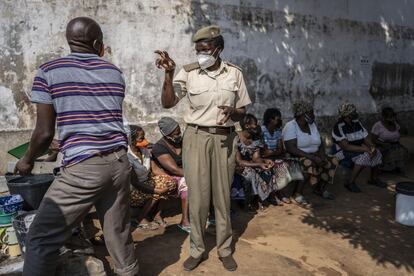 Ojos del mundo también realiza actividades de cribado ocular en la cárcel de Inhambane, donde atienden tantos a los presos como a los funcionarios que trabajan en la prisión. En la imagen, una funcionaria advierte a uno de los reos para que se desplace hacia otra zona del patio y así poder liberar el espacio donde esperan las presas para realizar la revisión ocular.