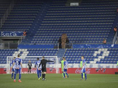 Un ataúd ayer en la grada vacía de Mendizorroza como protesta por el fútbol en lunes