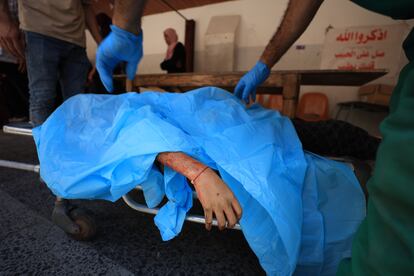 Una víctima mortal de la ofensiva israelí, en un hospital de Ciudad de Gaza este sábado.