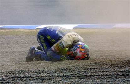 Toni Elías, en el suelo, tras su caída de la moto en la carrera de 125.