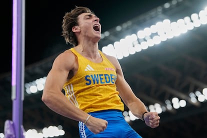 Armand Duplantis celebra su nuevo récord del mundo.