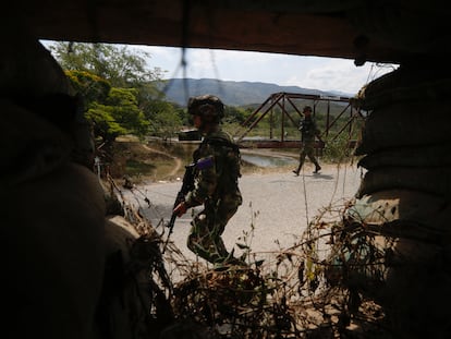 Militares trabajan alrededor del sitio donde fue detonado un carro bomba, en septiembre de 2023, en Timba.