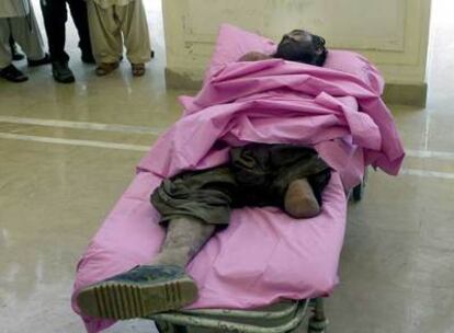 El cadáver del <i>mulá</i> Dadulá Lang es exhibido ayer en Kandahar, al sur de Afganistán