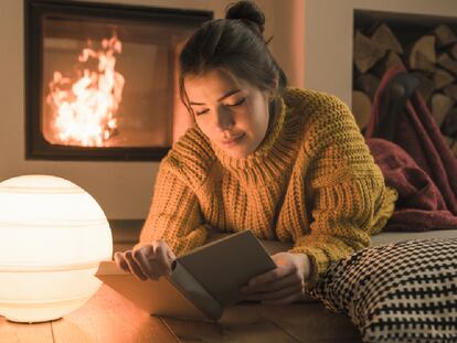 Las lámparas de lectura son una gran opción para leer de noche sin dañar la vista. GETTY IMAGES.