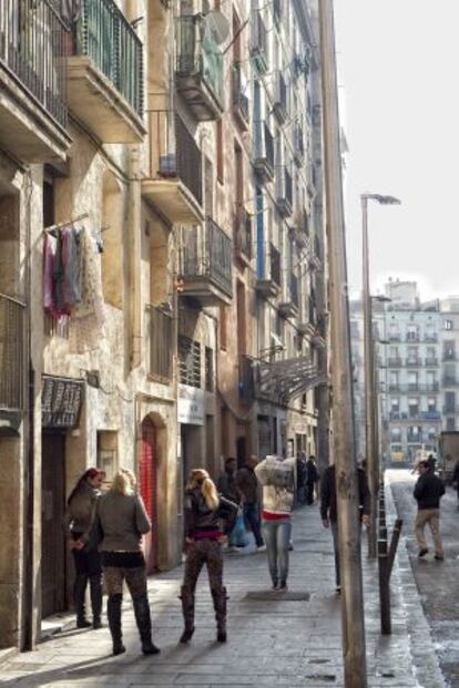 Aspecto habitual de una de las calles del Raval en Barcelona donde se ejerce la prostitución.