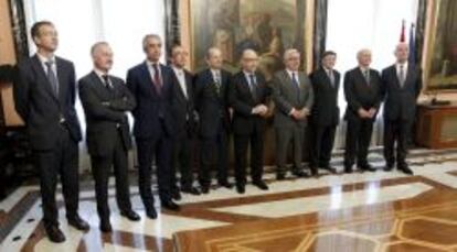 El ministro de Hacienda, Crist&oacute;bal Montoro (quinto por la derecha) posa junto a los participantes en la primera reuni&oacute;n de la comisi&oacute;n de expertos para la reforma del sistema tributario espa&ntilde;ol, que ha presidido hoy en la sede del Ministerio, en Madrid. EFE