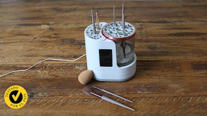 Limpiadores para brochas de maquillaje sobre una mesa de madera.