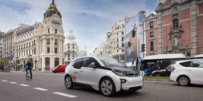 Coche eléctrico en la Gran Vía de Madrid.