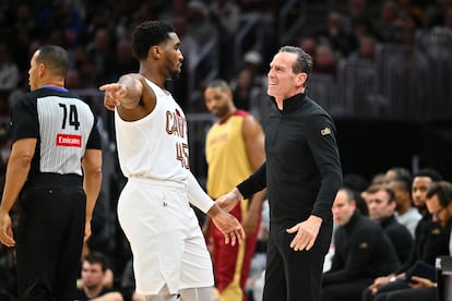 Kenny Atkinson, el técnico de los Cleveland Cavaliers, junto a Donovan Mitchell, en un partido esta temporada.