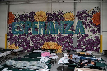 Migrantes de diferentes países de América Latina duermen bajo un mural que dice "Esperanza", en un nuevo centro abierto por la Casa de la Anunciación para ayudar al gran flujo de migrantes que llegan a la frontera de los Estados Unidos, en El Paso, Texas, el 24 de abril de 2019.