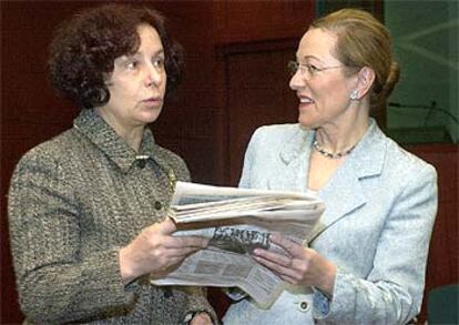 Ana Palacio conversa con la ministra austriaca de Exteriores, Benita Ferrero-Waldner, ayer en Bruselas.