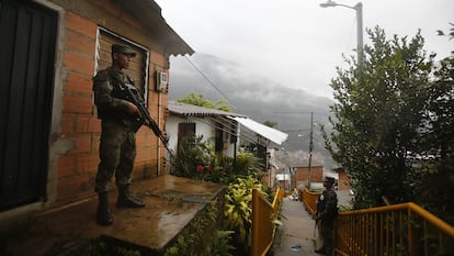 Soldiers carry out a patrol during the "armed strike" of the Gulf Clan in Medellín, May 2022.