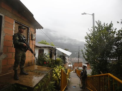 Miembros del Ejército realizaron un patrullaje en el barrio La Sierra en Medellín, durante el paro armado del Clan del Golfo, el 6 de mayo de 2022.