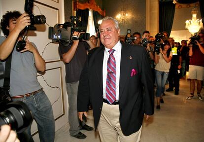 El ex alcalde de Alicante, Luis Díaz Alperi, tras un pleno municipal.