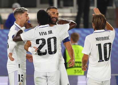 Vinicius y Benzema celebran el gol del francés al Eintracht.