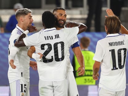 Vinicius y Benzema celebran el gol del francés al Eintracht.
