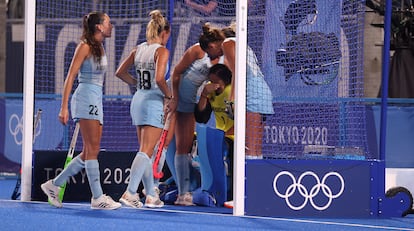 Las jugadoras argentinas consuelan a la arquera, Belén Succi, tras la derrota ante Holanda en la final de hockey sobre hierba.