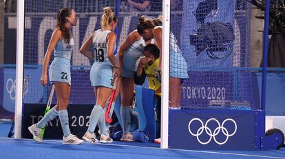 Las jugadoras argentinas consuelan a la arquera, Belén Succi, tras la derrota ante Holanda en la final de hockey sobre hierba.