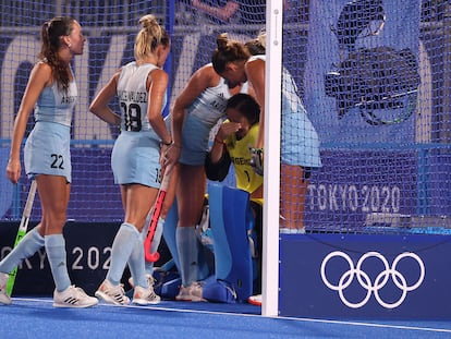 Las jugadoras argentinas consuelan a la arquera, Belén Succi, tras la derrota ante Holanda en la final de hockey sobre hierba.