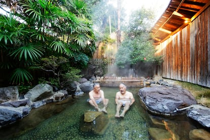 Dos hombres disfrutan de un baño 'onsen' en Beppu, Japón.