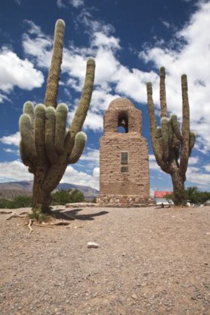 Dos cardones enmarcan la torre de Santa Bárbara, del siglo XIX, en Humahuaca (Jujuy).