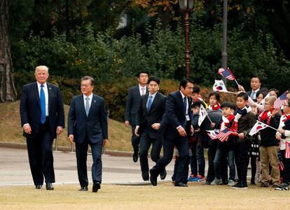 Un grupo de niños agita banderas al paso de los presidentes Donald Trump y Moon Jae-in, el 7 de noviembre, en Corea del Sur.