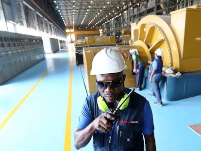 Un trabajador en una central el&eacute;ctrica, en Lagos (Nigeria). 
