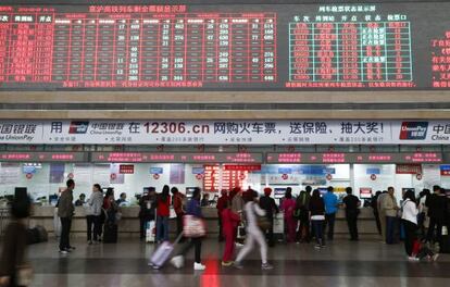 La zona de compra de billetes de la estaci&oacute;n de Pek&iacute;n Sur (China)