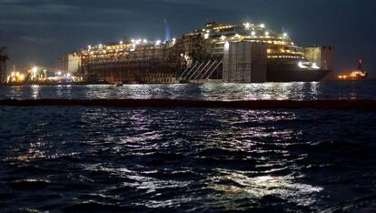 Los restos del crucero Costa Concordia cerca a la costa de la Isla de Giglio (Italia).