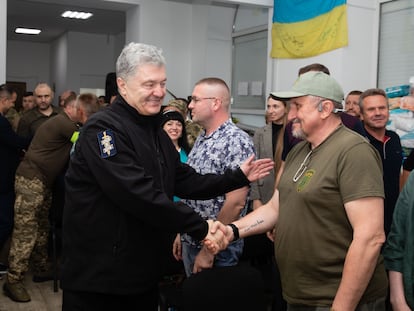 Petro Poroshenko saludaba este viernes en Dnipró a miembros del partido ucranio Solidaridad Europea.