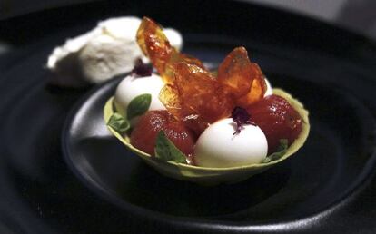 Postre preparado por el chef Eneko Atxa en la primera jornada de Madrid Fusión.