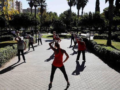 Un grupo de personas hace ejercicio en un parque de Valencia.