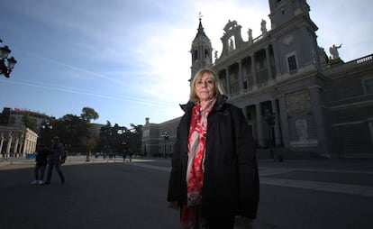 La arqueóloga Esther Andreu, ante la Catedral de la Almudena.