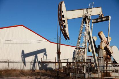 Campo de petróleo de Permian Basin en Odessa, Texas, EE UU