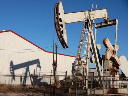 Campo de petróleo de Permian Basin en Odessa, Texas, EE UU