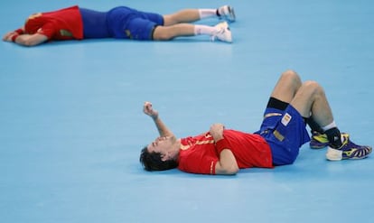 Viran Morros y V&iacute;ctor Tomas, tapado, tras caer ante Francia.