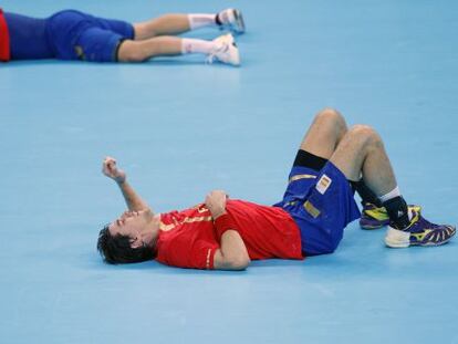 Viran Morros y V&iacute;ctor Tomas, tapado, tras caer ante Francia.